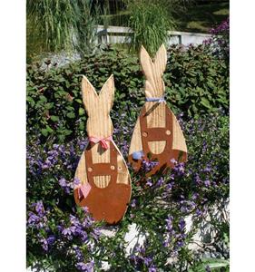 Osterhasen aus Holz als Gartendeko für den Frühling