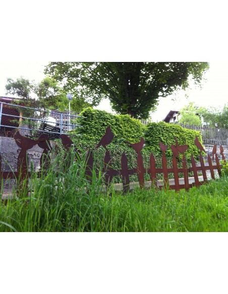 Zweiteiliger Zaun aus Edelrost bestückt mit Vögeln 