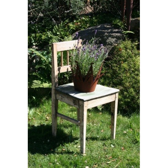 Gartendeko Shabby Chic mit Stuhl und Krone