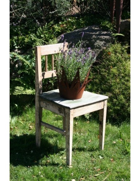 Gartendeko Shabby Chic mit Stuhl und Krone