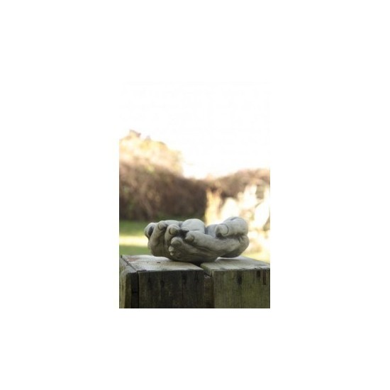 Grabschmuck Männerhände aus Stein mit Rosteffekt 21 cm lang