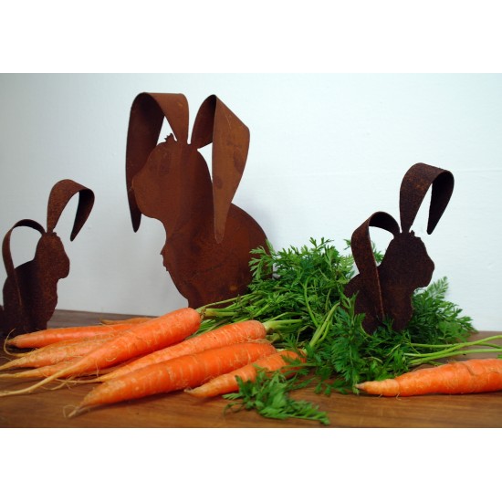 Edelrost Hase mit großen gebogenen Ohren auf Platte 16 cm hoch