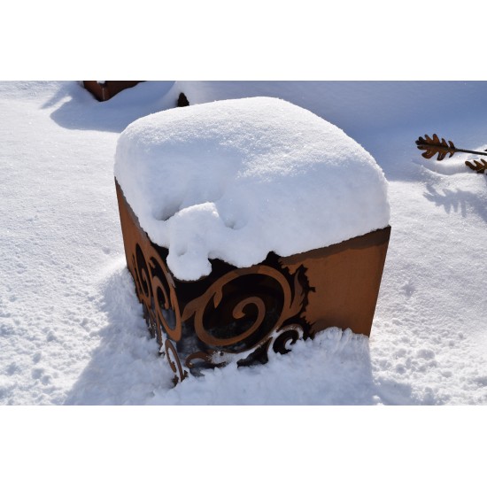 Schöne Edelrost Pflanzsäule auch als Winterdekoration