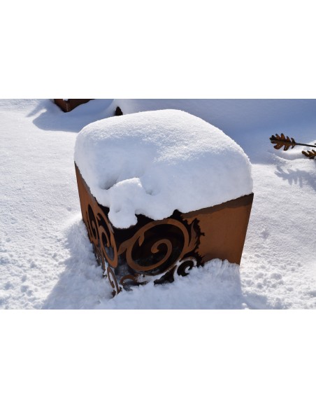 Schöne Edelrost Pflanzsäule auch als Winterdekoration