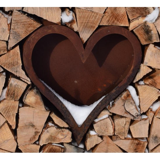 Metallherz in Holz dekoriert