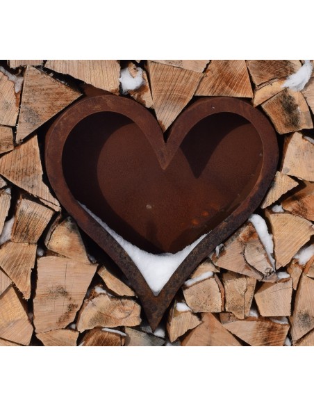 Metallherz in Holz dekoriert