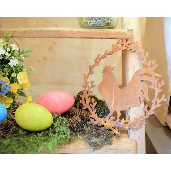 Osterkranz mit einem Hahn dekorieren