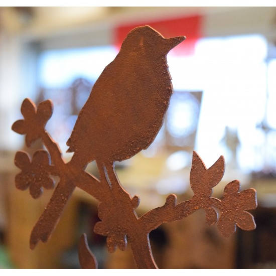 Vogel auf Blütenast, Rostdeko