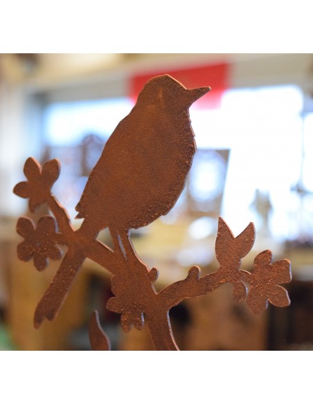 Vogel auf Blütenast, Rostdeko