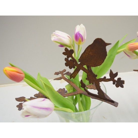 Metalldeko arrangiert mit Tulpen