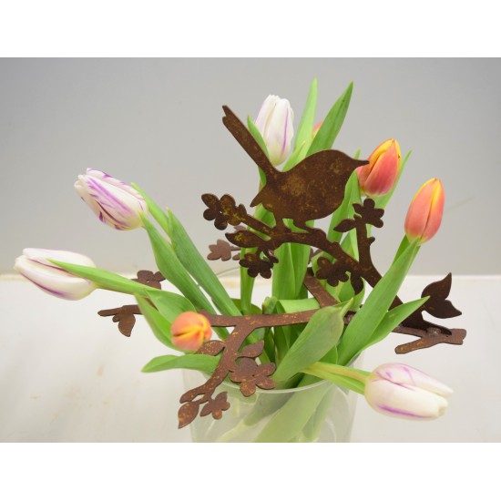 Metalldeko auf Blumenvase