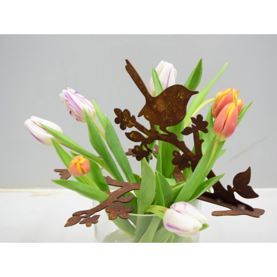 Rostdesign mit Frühblühern, viele jahreszeitliche Gestaltmöglichkeiten