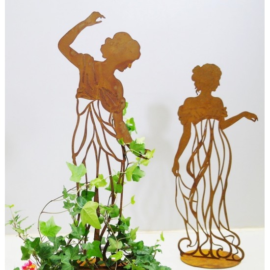 Rankhilfe Signorina graziös auf Platte Edelrost Gartenfiguren Figur aus Metall Gartendeko Damenfigur