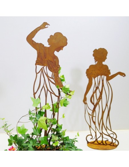 Rankhilfe Signorina graziös auf Platte Edelrost Gartenfiguren Figur aus Metall Gartendeko Damenfigur