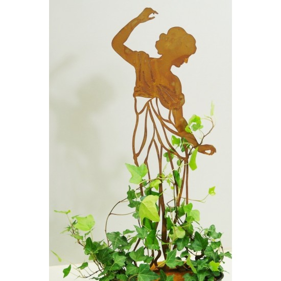 Rankhilfe Signorina graziös auf Platte Edelrost Gartenfiguren Figur aus Metall Gartendeko Damenfigur