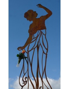 Rankhilfe Signorina graziös mit Steckverbindung Gartenfigur aus Metall und Edelrost Damenfigur Hilfe für die Pflanzen 2