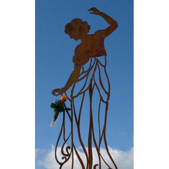 Rankhilfe Signorina graziös mit Steckverbindung Gartenfigur aus Metall und Edelrost Damenfigur Hilfe für die Pflanzen