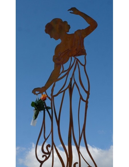 Rankhilfe Signorina graziös mit Steckverbindung Gartenfigur aus Metall und Edelrost Damenfigur Hilfe für die Pflanzen