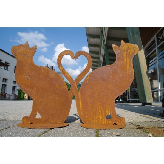 2 Katzen sitzen zusammen udn Schwanz bildet ein Herz am Bauernmarkt Bad Hindelang