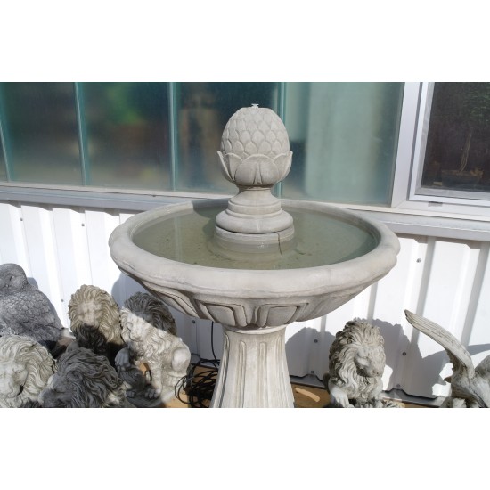 Brunnen C mit Pinienzapfen