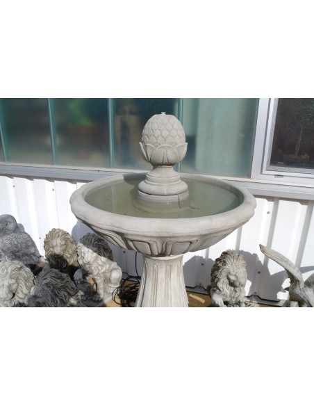 Brunnen C mit Pinienzapfen