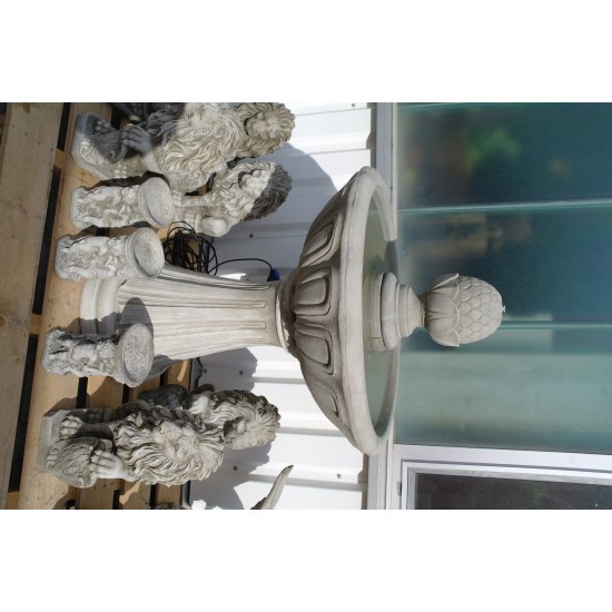 Brunnen C mit Pinienzapfen