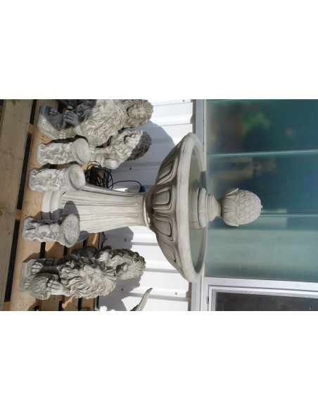 Brunnen C mit Pinienzapfen