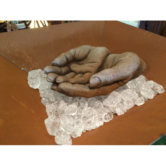 Grabschmuck Männerhände aus Stein mit Rosteffekt 21 cm lang