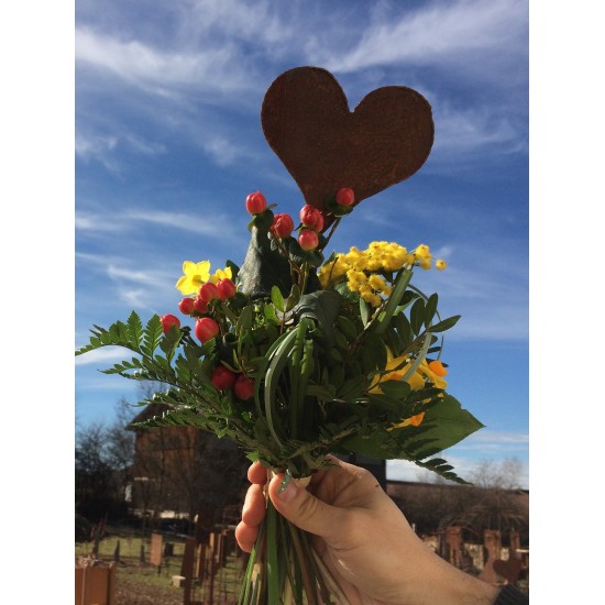 rostiges Deko Herz als Gartenstecker