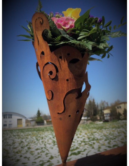 Conische Tüte Barock auf Platte zum Stellen,rostige Gartendeko