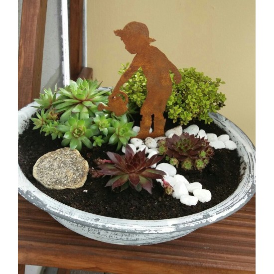 Pflanzschale mit kleiner igur Junge gießt Blumen