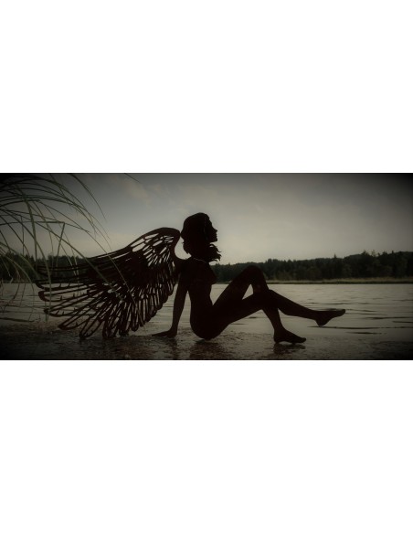 sitzender Engel mit filigranen Flügel