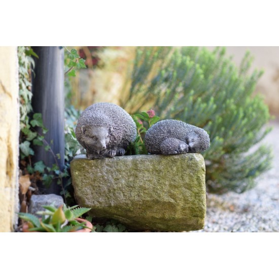 Steinguss Igelpaar, Mutter mit Baby