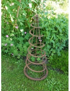 Spiralförmiger Dekobaum in Rostoptik