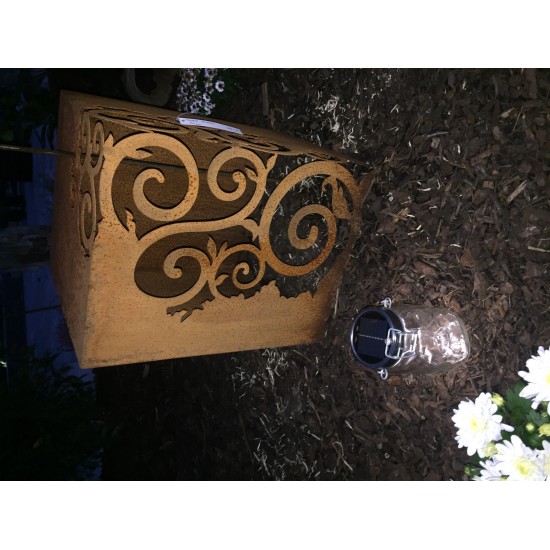 Kleine eckige Säule mit ausgeschnittenen Rankenmustern