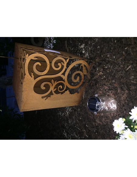 Kleine eckige Säule mit ausgeschnittenen Rankenmustern