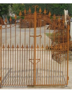 Verschnörkeltes Tor aus Edelrost