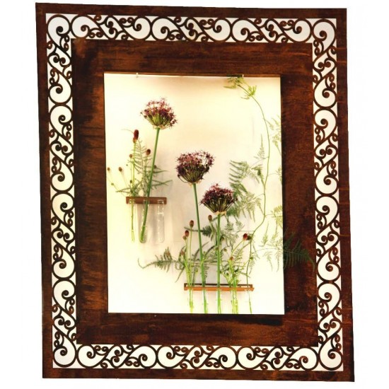 Bilderrahmen aus Metall mit Blumen in einem Reagenzglas