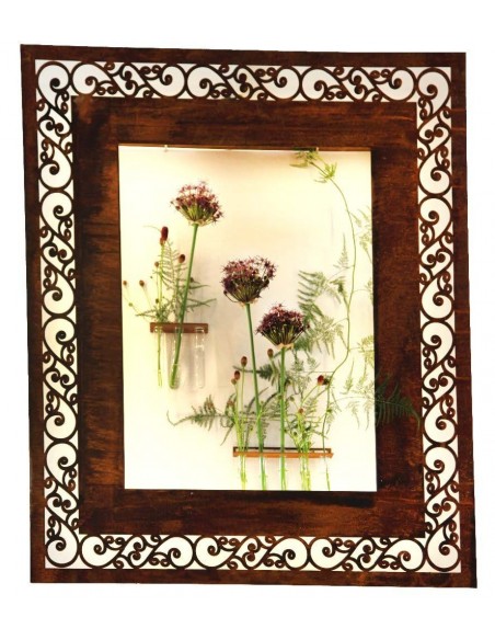 Bilderrahmen aus Metall mit Blumen in einem Reagenzglas