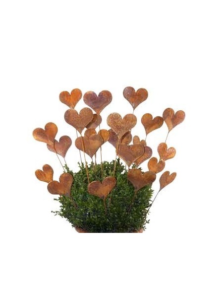 viele Herzen in einem Buchsbaum als Deko