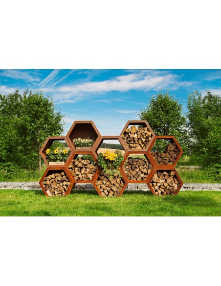 Waben aus Metall als Sichtschutz und kaminholzregal