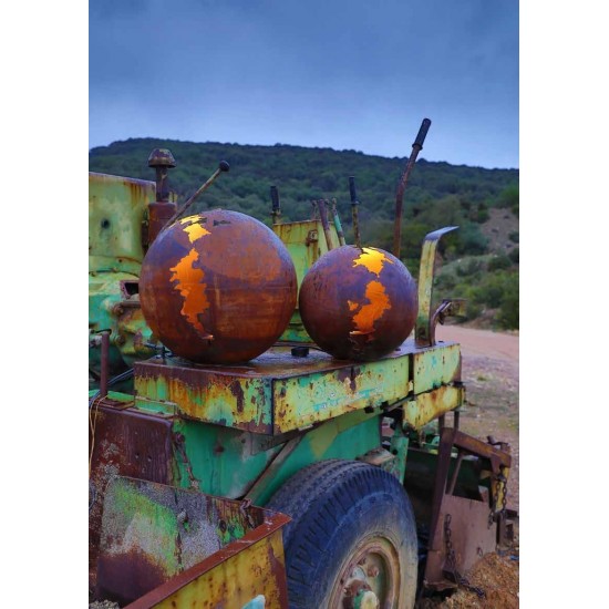 Edelrost Kugel 'Gravina' mit langem Riss oben, unten große Öffnung für Strahler zur Beleuchtung, Ø 30 cm