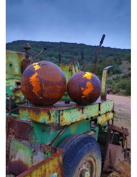 Edelrost Kugel 'Gravina' mit langem Riss oben, unten große Öffnung für Strahler zur Beleuchtung, Ø 60 cm Rostkugel Dekokugel