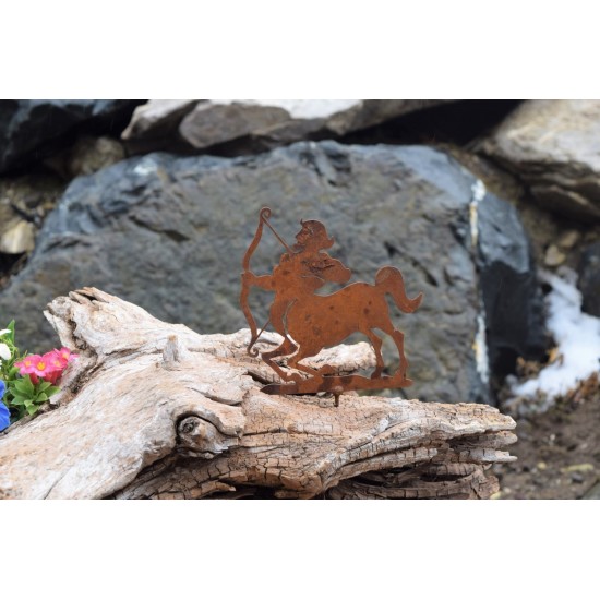 Metallsatz Sternzeichen 'Schütze' als Baumstecker, zum Einschrauben in Holz, aus Edelrost, für Ihr Blumenbeet
