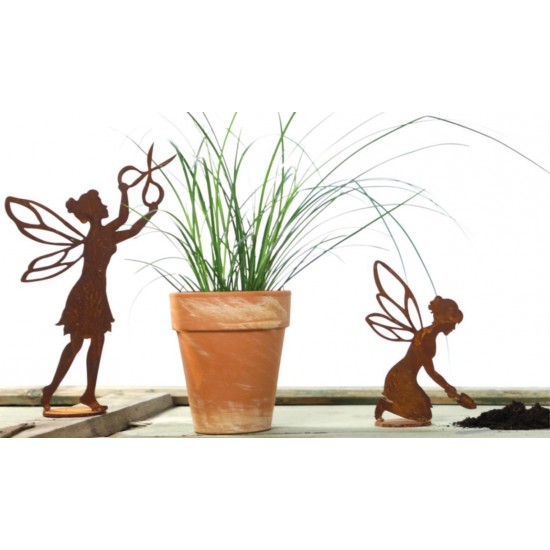 helfende Fee aus Edelrost stehend mit Schere, auf Platte Höhe 28 cm - Rostdeko rostig Elfe Fabelwesen Dekoration Metall 