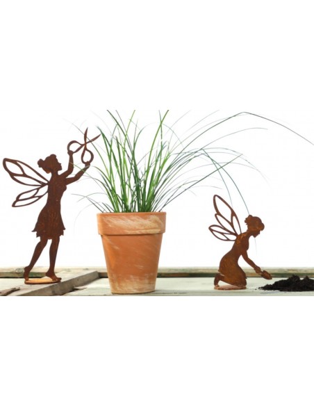 helfende Fee aus Edelrost kniend mit Schaufel, Rostdeko rostig Elfe Fabelwesen Dekoration Metall 