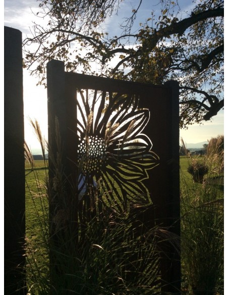 Paravent Gerbera geschlossen Sichtschutz aus Edelrost Metall zur Gartendeko