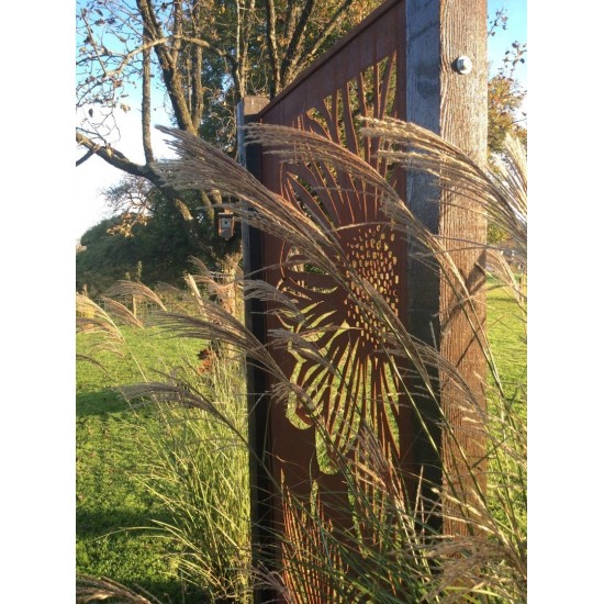 Paravent Gerbera geschlossen Sichtschutz aus Edelrost Metall zur Gartendeko