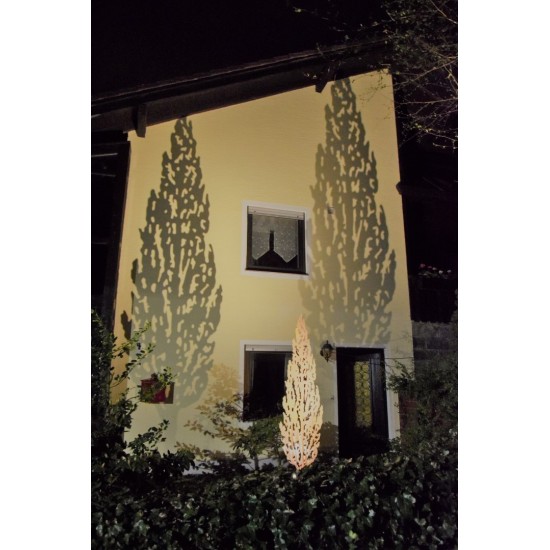 Edelrost Zypresse "Toscana" mit Ausschnitten, als Gartendeko aus