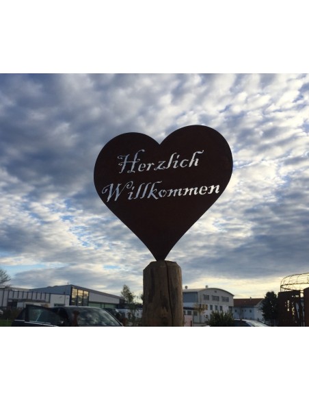 Herz "Herzlich Willkommen" mit Dorn, als Edelrost Deko für den Gartenzaun mit ausgelaserter Schrift Herz "Herzlich Willkommen" mit Dorn, als Edelrost Deko für den Gartenzaun mit ausgelaserter Schrift